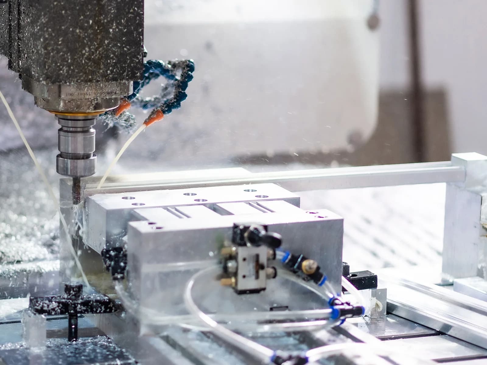 Maquinado CNC de precisión: herramienta de corte trabajando una pieza metálica